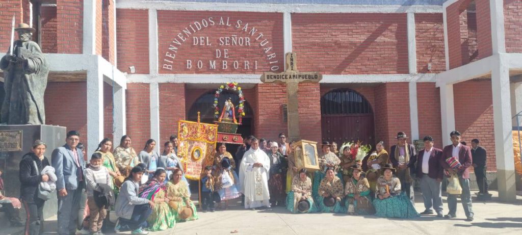Foto de grupo frente a la iglesia parroquial de Bombori, Bolivia