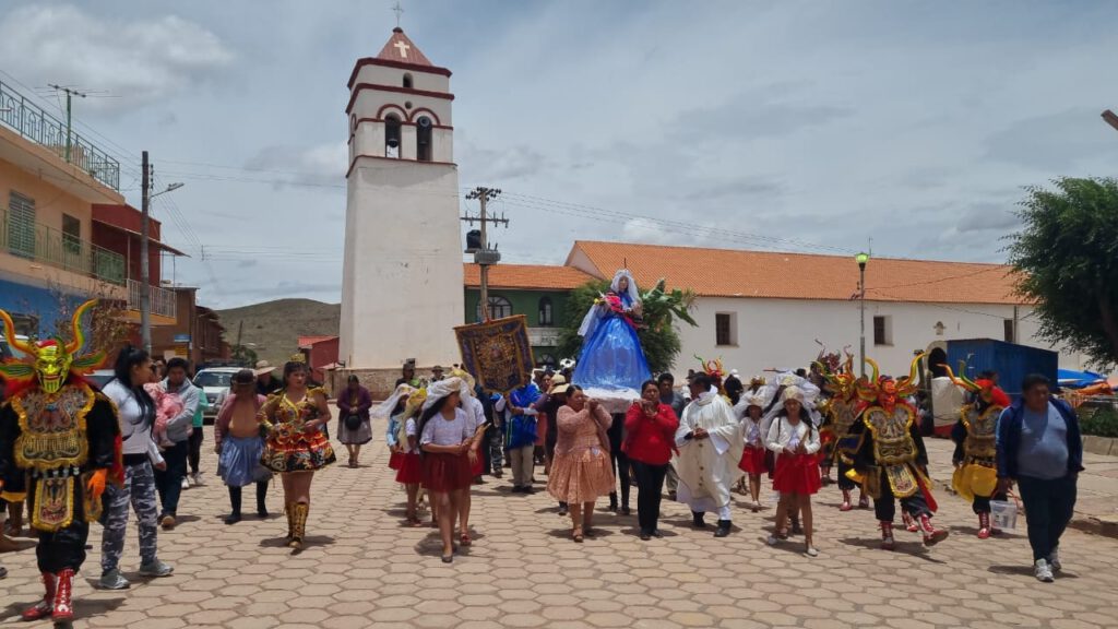 Procesión frente a la iglesia parroquial de Macha