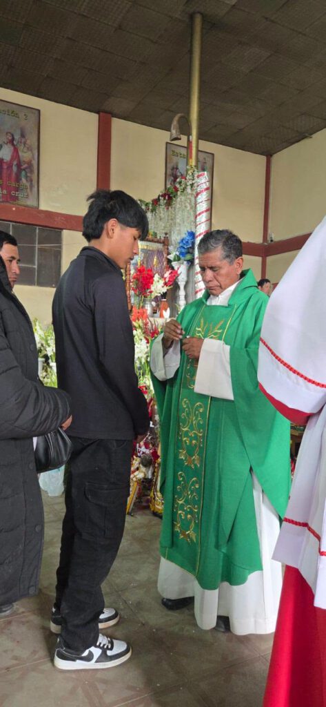 Taufen am Bombori-Schrein
​Es gibt Orte, an denen die Grenze zwischen Himmel und Erde auf ganz besondere Weise verschwimmt. Das Heiligtum von Santiago de Bombori im Norden von Potosí (Bolivien) ist so ein Ort. Auf den rauen Höhen des Altiplano verschmelzen hier der katholische Glaube und die jahrhundertealten andinen Traditionen zu einer zutiefst bewegenden Einheit.

