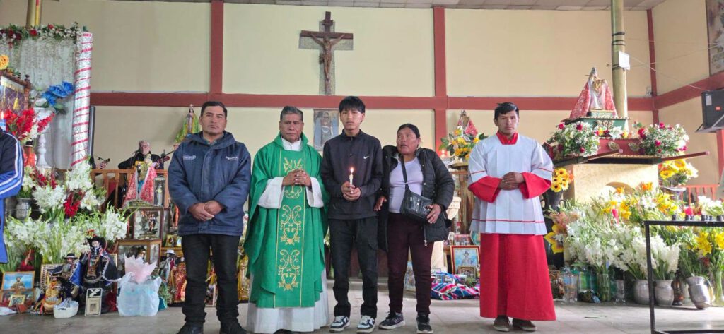 Gleichzeitig ist das Fest ein farbenfrohes Zeugnis gelebten Synkretismus: Neben den kirchlichen Sakramenten sieht man überall die traditionelle Ch'alla, bei der auch Lebensgrundlagen und Wünsche für die Zukunft rituell gesegnet werden. Ein Ort voller Emotionen, dem Duft von Weihrauch und einer tief verwurzelten Spiritualität, die unter die Haut geht.
