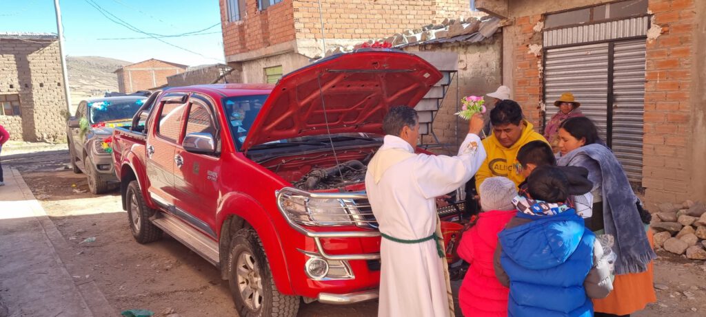 La Ch'alla: los peregrinos traen sus autos nuevos para rociarlos ritualmente con alcohol (ch'allaren), a fin de que Tata Bombori los proteja en las peligrosas carreteras de montaña.