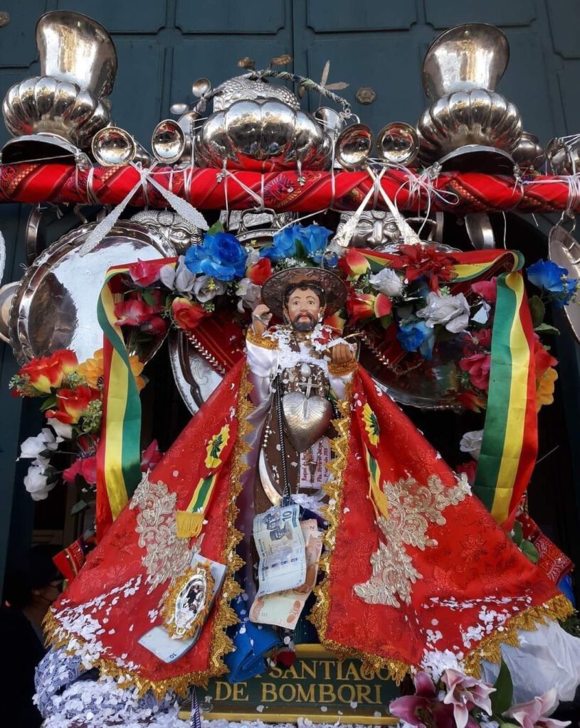 Los mineros llevaron la figura de regreso a Pumpuri, precisamente a esa casa de adobe que en su momento había dado refugio al jinete. Desde ese día, él vive allí por voluntad propia como Tata Bombori (Santiago Peregrino).