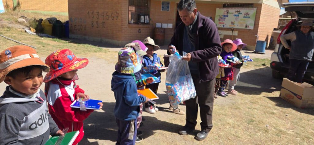 Ein ganz besonderes Herzensanliegen ist mir die Unterstützung der Schulkinder in den entlegenen Bergregionen. Das Schulmaterial, das ich in La Paz gekauft habe, durfte ich gestern direkt in Bombori überreichen. Ein herzliches Dankeschön gilt allen Helferinnen und Helfern vor Ort, die beim Abladen und Verteilen so tatkräftig mit angepackt haben – Merci!