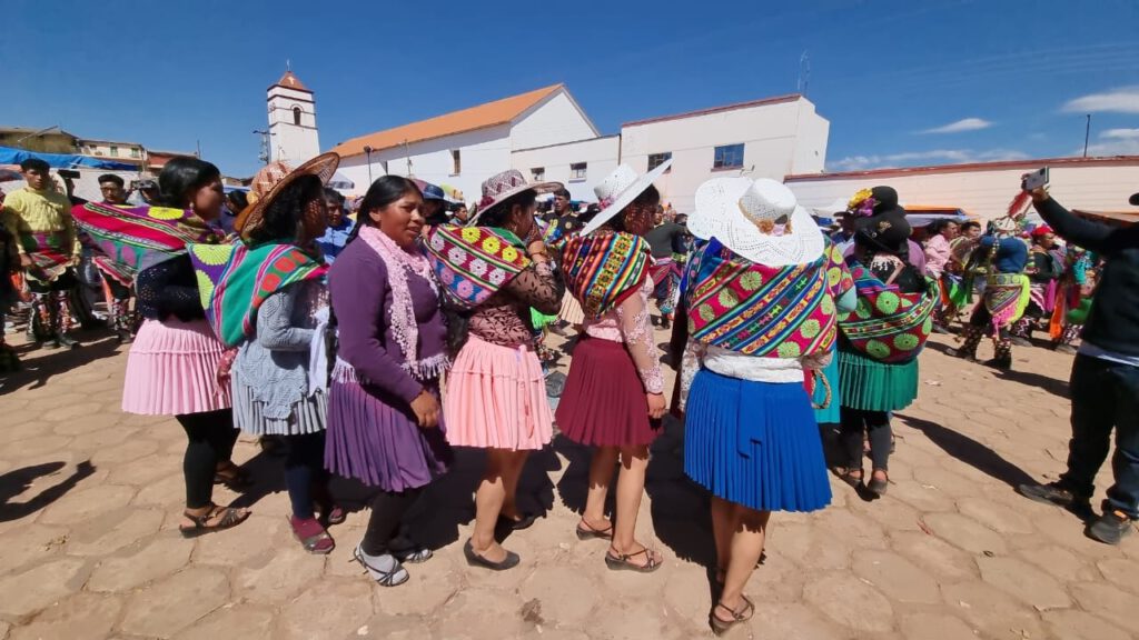 Festival de Tinku frente a la iglesia parroquial de Macha, Bolivia