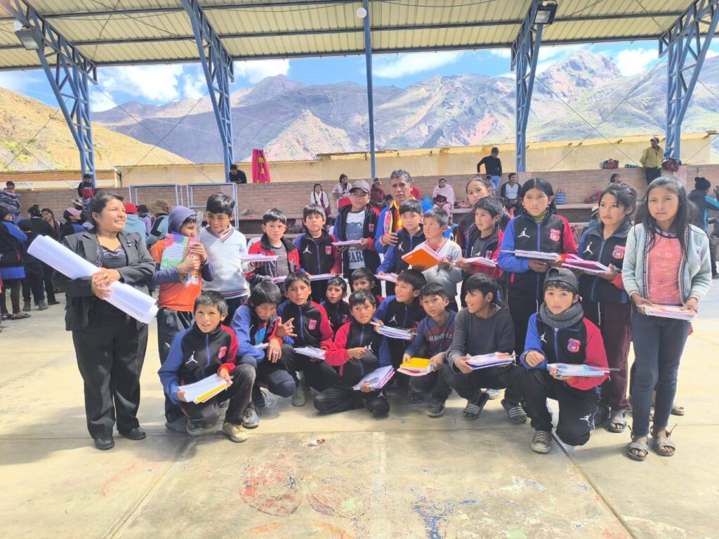 Una de nuestras principales preocupaciones es apoyar a los niños en edad escolar de las montañas de Bolivia con material escolar.