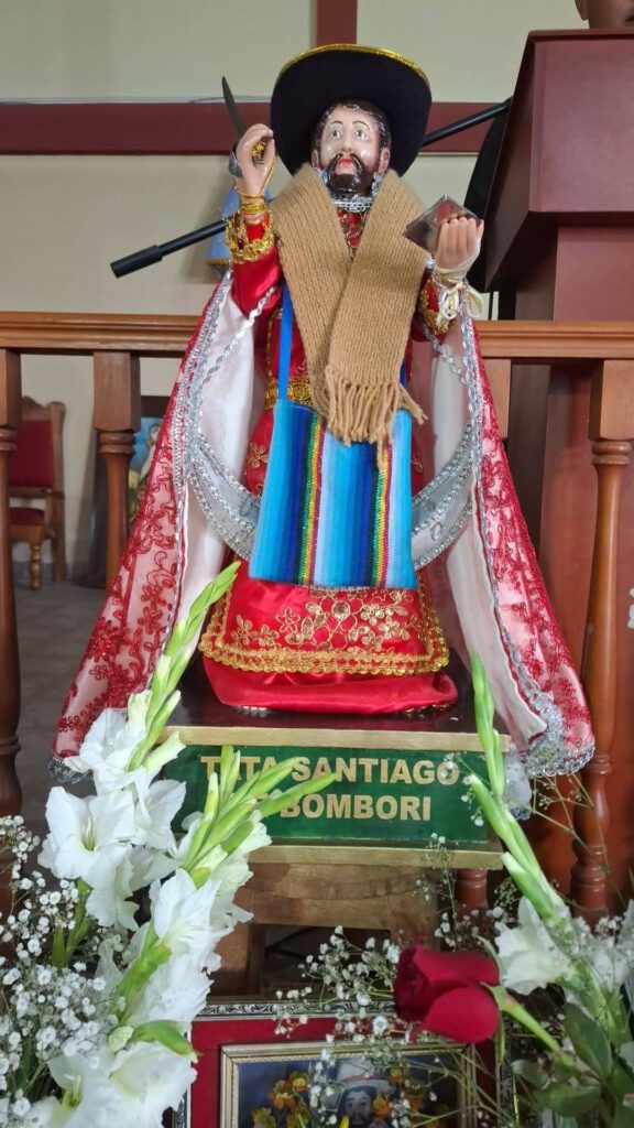 Bombori als Ort der Erinnerung
Bombori ist während der Festtage nicht nur Kulisse, sondern selbst Teil der Erfahrung. Der Ort wird zum Ziel einer Bewegung: Menschen kommen, steigen Wege hinauf, besuchen das Heiligtum, entzünden Kerzen und hinterlassen Zeichen ihrer Dankbarkeit. Die Architektur, die religiösen Bilder, die Spuren früherer Pilger und die erzählten Legenden verbinden sich zu einem Gedächtnisraum, der weit über den einzelnen Festtag hinausreicht.
