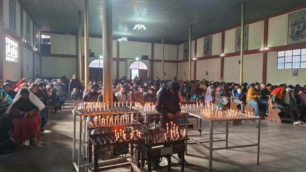 Glaube, Heilung und lebendige Andenkultur in Bolivien

Die Fiesta de Tata Bombori, auch bekannt als Fest des Tata Santiago oder San Santiago de Bombori, ist ein traditionsreiches religiöses und kulturelles Volksfest in Bolivien. Es findet jedes Jahr Ende Juli statt, mit besonderem Schwerpunkt auf dem 24. und 25. Juli. Im Mittelpunkt steht die Verehrung des Tata Bombori, einer regional tief verwurzelten Gestalt des Apostels Santiago, die in der Volksfrömmigkeit zugleich als mächtiger Beschützer, wundertätiger Heiler und ambivalente spirituelle Kraft gilt.
