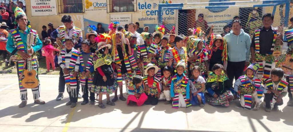 Una de nuestras principales preocupaciones es apoyar a los niños en edad escolar de las montañas de Bolivia con material escolar.
