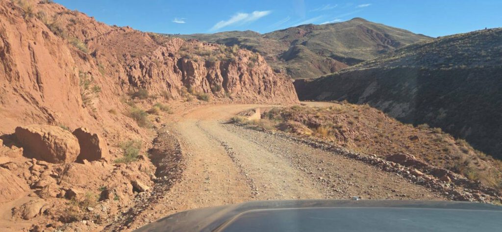 Das wahre Herz der AndenWeitab der Zivilisation zeigt sich ein Bolivien, das sich über Jahrhunderte kaum verändert hat. Es ist eine Welt, in der die Natur die Regeln diktiert und das Leben auf das Wesentliche reduziert ist: