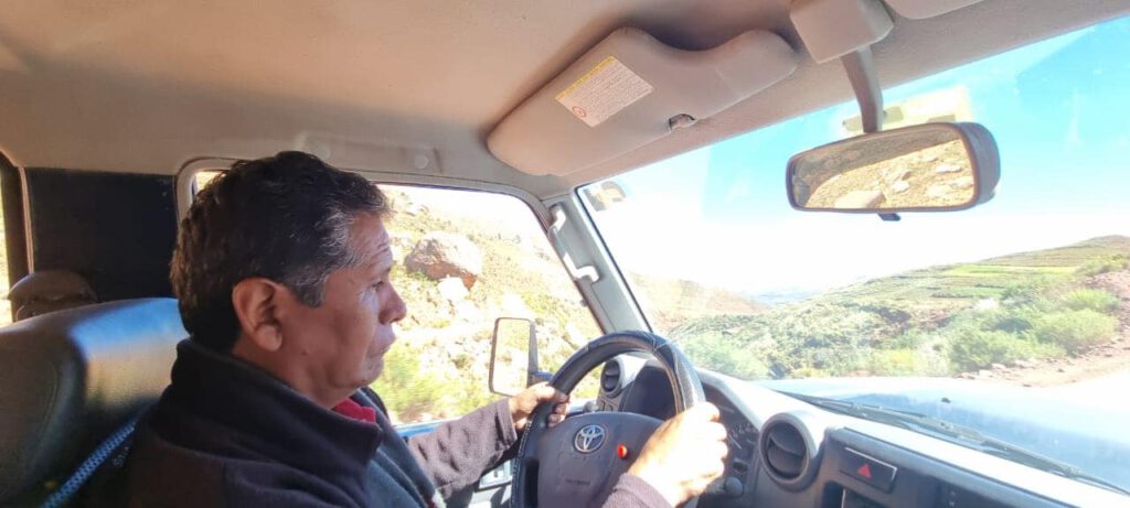 Les invito a acompañarme en este viaje. Dejemos atrás las calles asfaltadas y adentrémonos por los caminos polvorientos y llenos de baches que suben hacia las escarpadas zonas altas del departamento de Potosí. Este es el tipo de viaje que no se encuentra en ninguna guía turística: una mirada profunda a una vida marcada por las privaciones, pero también por una increíble resiliencia.