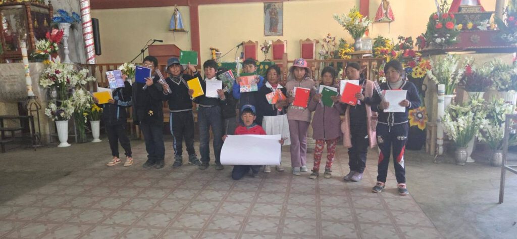 Schulmaterial für 350 Schülerinnen und Schüler übergeben
Heute Mittag gab es in Bombori einen ganz besonderen Grund zur Freude: In der örtlichen Kirche wurden die lang ersehnten Schulmaterialien an die Kinder und Jugendlichen der Bombori Educational Unit verteilt.