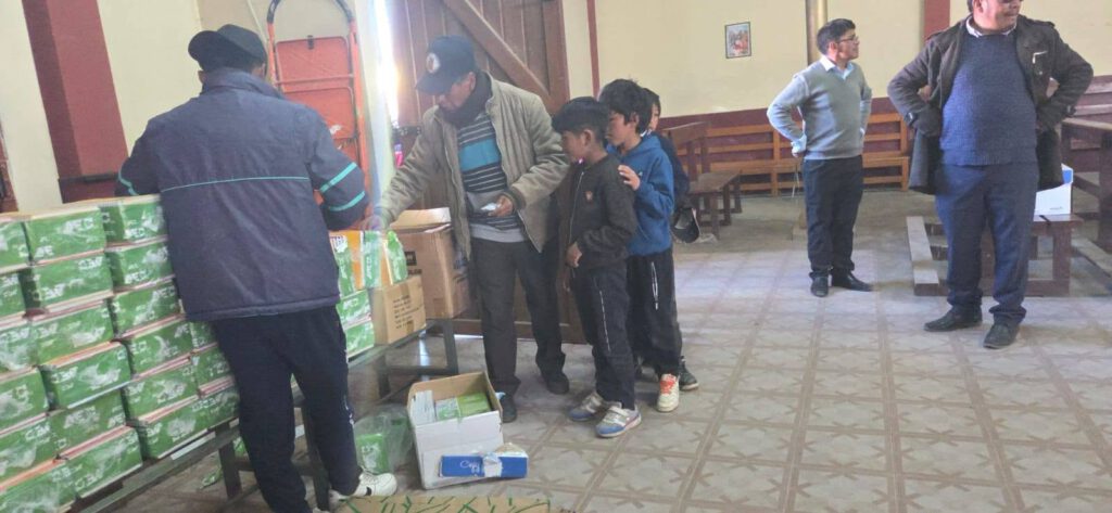 Die Aktion auf einen Blick
Empfänger: 350 Schülerinnen und Schüler der Bombori Educational Unit
Ort der Übergabe: Die Kirche von Bombori
Zeitpunkt: Heute Mittag
Inhalt: Essentielles Schulmaterial für den täglichen Unterricht
