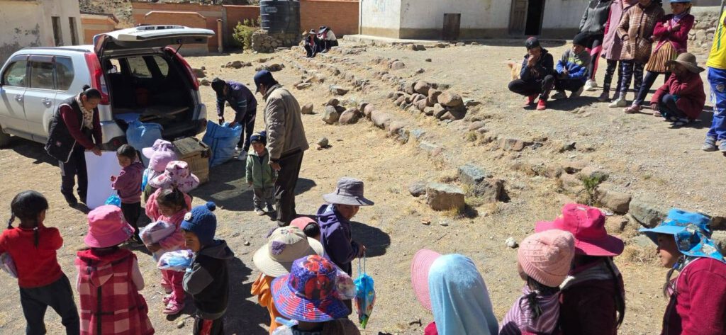Die leuchtenden Augen der Kinder und die spürbare Erleichterung der Eltern und Lehrkräfte haben einmal mehr gezeigt, wie wertvoll dieser direkte Einsatz für die Schulbildung in Bolivien ist.
