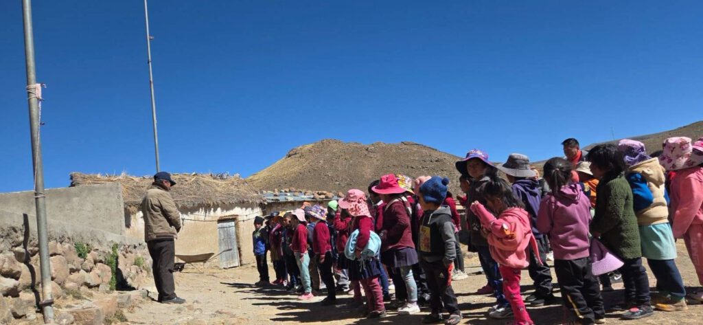 Schulmaterialien für eine bessere Zukunft: Ausrüstung für den Unterricht
Nach dem Gottesdienst folgte der von den Kindern heiß ersehnte Teil des Tages: die Übergabe der mitgebrachten Schulmaterialien. In den oft sehr einfach ausgestatteten Schulen im bolivianischen Hochland fehlt es im Alltagsunterricht an vielem. Umso größer war die Begeisterung, als die Kisten und Pakete geöffnet wurden.