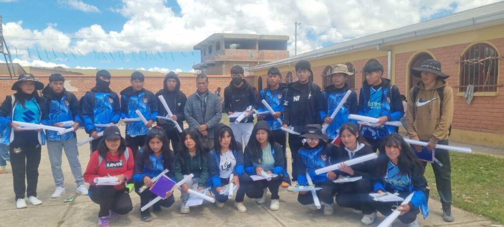 Una de nuestras principales preocupaciones es apoyar a los niños en edad escolar de las montañas de Bolivia con material escolar.
