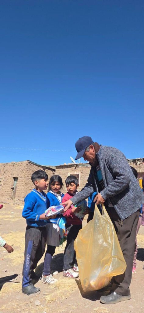 Warum Ihre Spende so wichtig ist
In vielen ländlichen Regionen Boliviens stehen Familien vor großen Herausforderungen, wenn es um die Grundausstattung für den Schulunterricht geht. Die Freude vor Ort war deshalb riesig. Dank Ihrer Unterstützung konnten wir genau die Dinge übergeben, die im Schulalltag am dringendsten benötigt werden:
Schreib- und Zeichensachen: Neue Hefte, Stifte, Lineale und Farben für den täglichen Unterricht.
Lernmaterialien: Bücher und Arbeitsmittel, die den Unterricht bereichern und das Lernen erleichtern.
Grundausstattung: Praktische Utensilien, die den Kindern den Schulalltag verschönern und erleichtern.