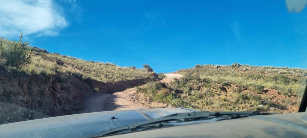 Es el servicio cotidiano y práctico a los más pobres: el compromiso para que no se olvide a las personas de los pueblos de montaña más remotos ni a los niños de las escuelas de altura. Cada kilómetro recorrido por estas pistas es un camino hacia las personas que más necesitan apoyo y esperanza.