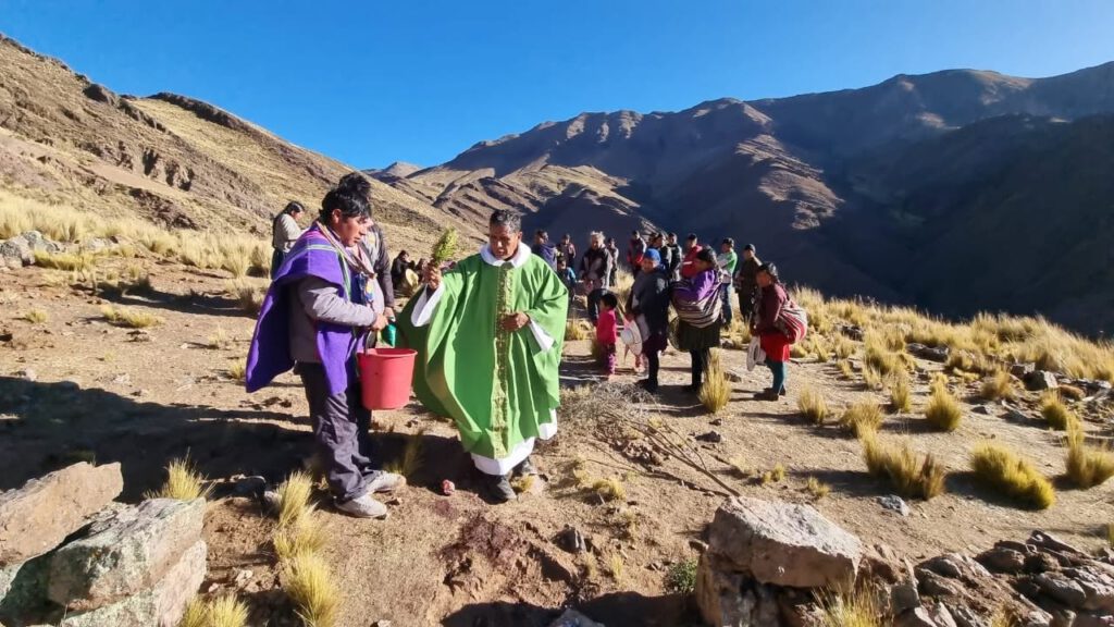 ¿Quiénes son estas personas que, a pesar de todas las adversidades, se dedican a ayudar a los demás? Rara vez son los nombres que aparecen en los libros de historia o que se celebran en los grandes escenarios. Son los innumerables voluntarios y voluntarias que trabajan en silencio. La vecina que va de compras; el compañero de trabajo que siempre está dispuesto a escuchar; el personal de salud y los médicos que van más allá de sus límites; y los voluntarios que hacen de la compasión el principio rector de sus acciones. Brindan consuelo, extienden una mano amiga y acompañan a los demás en los momentos más difíciles.