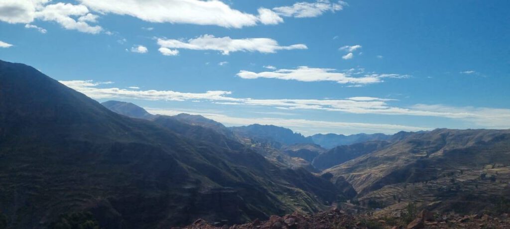Caminos empinados y mucha perseverancia: la vida cotidiana en las tierras altas. Quien quiera lograr algo en los remotos pueblos de montaña de Bolivia se da cuenta rápidamente de que aquí rigen otras reglas. Los caminos son empinados, la logística detrás de cada proyecto de ayuda es una verdadera aventura y los planes rara vez salen tal como se los ideó la noche anterior. Un deslizamiento de tierra repentino, un motor que se avería o el clima impredecible de las Cordilleras pueden dar un vuelco a todo en un instante.