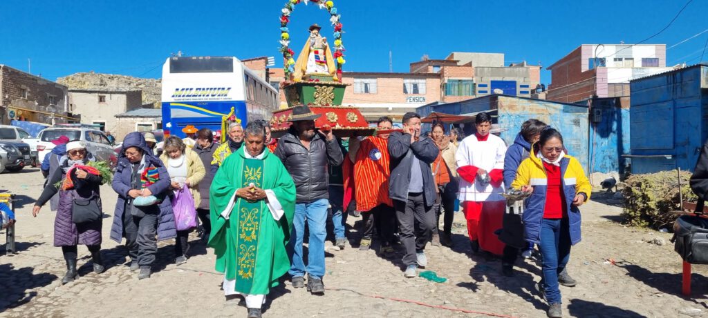 Desde el jinete desaparecido hasta «Tata Bombori» pasaron siglos. La historia del jinete se convirtió en leyenda, hasta que un grupo de mineros se topó con algo increíble cerca del antiguo asentamiento: encontraron una figura sagrada en medio de las rocas. Representaba precisamente a ese misterioso viajero, aunque sin caballo.