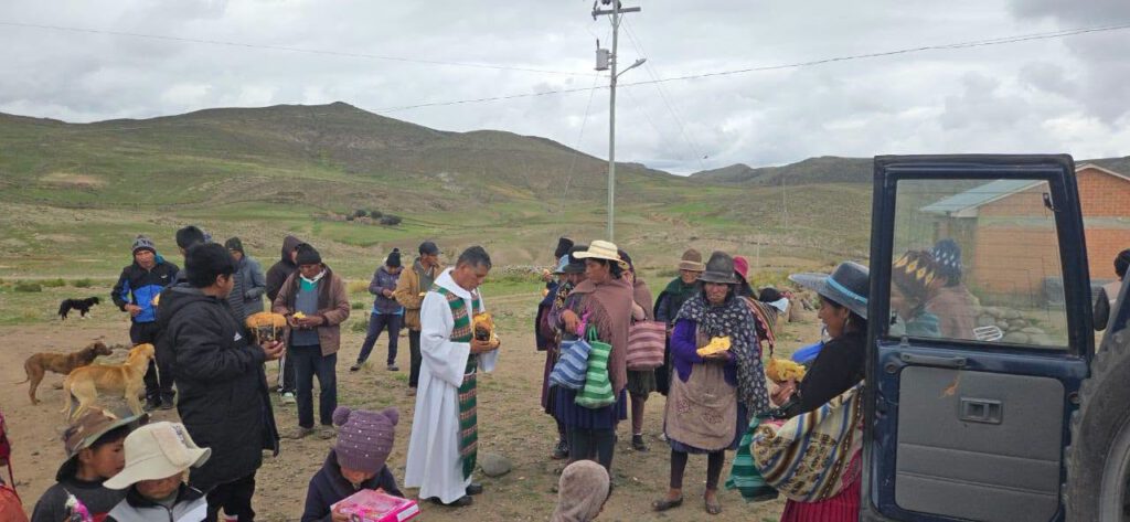 Jedes Mal, wenn wir Schulmaterialien an die strahlenden Kinder übergeben können oder eine warme Mahlzeit teilen, spüre ich eine tiefe Dankbarkeit. Es sind diese Momente, in denen die Kälte des Altiplano für einen Augenblick verfliegt. Die Herzlichkeit der Menschen hier ist ansteckend. Sie teilen das Wenige, was sie haben, mit einer Selbstverständlichkeit, die mich immer wieder demütig werden lässt.