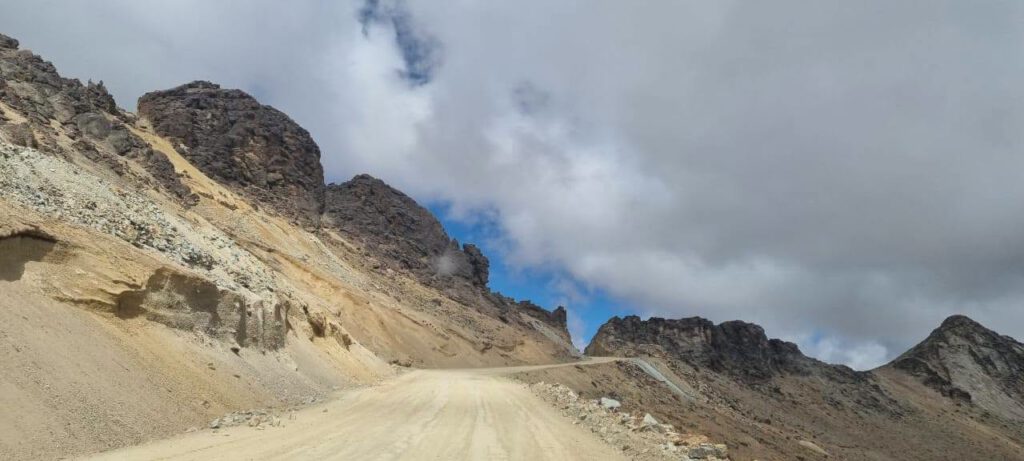 El refugio: Pequeñas casas construidas con ladrillos de adobe se acurrucan, casi invisibles, en las laderas. La lana de las ovejas y las alpacas no es aquí una moda, sino el seguro de vida contra el frío glacial de la noche.