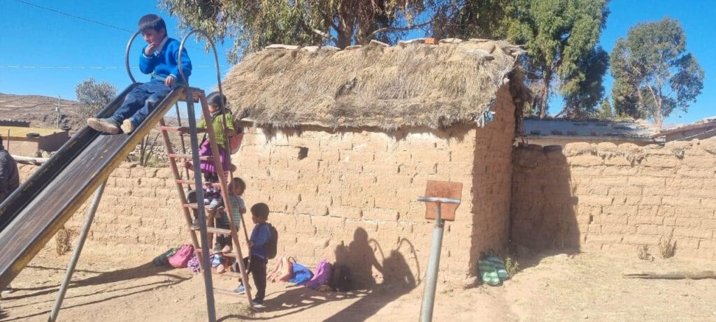 Una maravillosa paradoja: sus acciones pueden parecer insignificantes a escala global. Sin embargo, un solo acto de humanidad puede significar todo un mundo para una persona. Es el efecto dominó del bien: una chispa de esperanza que se extiende mucho más allá de la vida de un solo individuo.