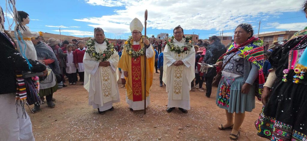 El hecho de que la plaza, en este invierno boliviano, aún no muestre praderas verdes ni flores de colores es, en realidad, un bonito símbolo. Al fin y al cabo, la comunidad debe seguir trabajando aquí y, de hecho, seguirá haciéndolo en el futuro. Es un proyecto vivo que la gente del lugar sigue dando forma.