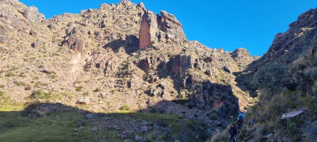 «Estos senderos no son rutas de senderismo para aventureros», susurra el viento con un tono casi épico. «Son las arterias vitales de las personas que desafían el aislamiento».