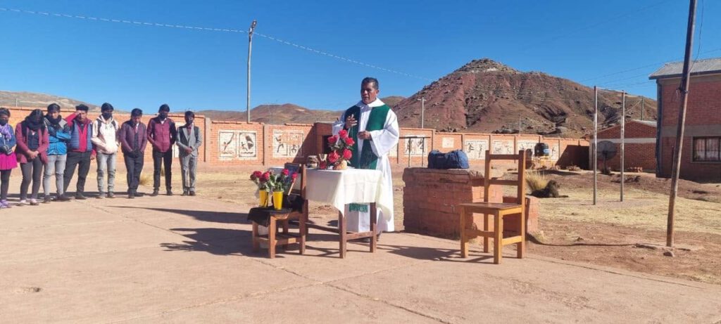 Una maravillosa paradoja: sus acciones pueden parecer insignificantes a escala global. Sin embargo, un solo acto de humanidad puede significar todo un mundo para una persona. Es el efecto dominó del bien: una chispa de esperanza que se extiende mucho más allá de la vida de un solo individuo.