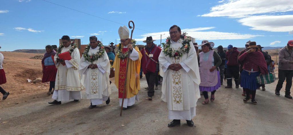 Un lugar que crece junto a su gente. Quien conoce la historia de Pampa Colorada sabe cuán notable es este desarrollo. A mediados de la década de 1970, el lugar se fundó como un nudo estratégico de transporte. Desde entonces, ha crecido rápidamente y se ha convertido en una ciudad llena de vida y en un orgulloso centro comercial. Sin embargo, hay algo esencial que les ha faltado a las personas de aquí durante todos estos años: un centro espiritual, un lugar de paz y comunidad.