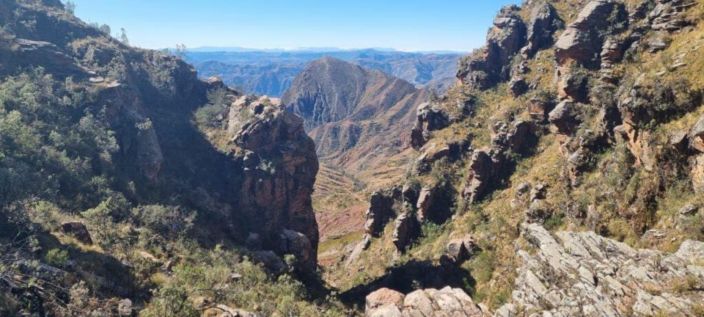 El encuentro: poco frecuente, pero marcado por una hospitalidad profunda y sincera. Un saludo silencioso en quechua o aimara, un rostro curtido por el clima: esa es la moneda con la que aquí se paga el respeto.