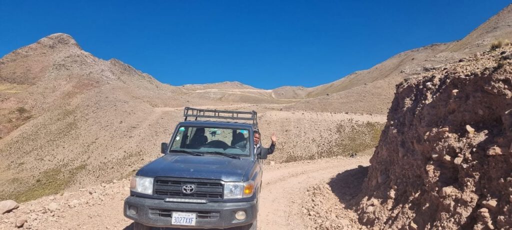 En primer plano: Un héroe en los Andes. Para comprender cómo se manifiesta esa esperanza en la práctica, no es raro que haya que viajar a los lugares más remotos de la Tierra. Por ejemplo, a las gélidas y áridas cumbres de los Andes bolivianos.