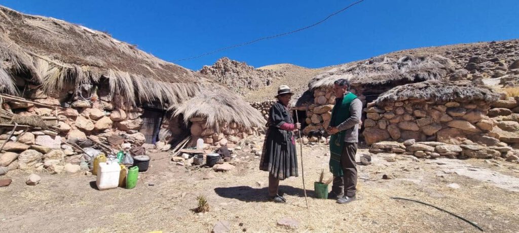 Allí trabaja el padre Hernán Tarqui.📍 Lugar: Bolivia (regiones montañosas)👤 Misión: Servicio a los más pobres entre los pobres💡 Lema: La esperanza ilumina la oscuridad