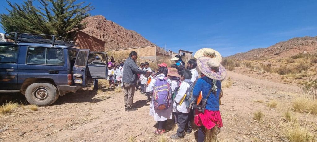 En una región donde la naturaleza es implacable y la infraestructura estatal a menudo deja de existir, el padre Hernán es más que un simple clérigo. Es médico, capellán, encargado de la logística y un pilar de apoyo para las comunidades indígenas. Donde la pobreza y el aislamiento marcan la vida cotidiana, él no solo brinda ayuda material, sino algo mucho más importante: la sensación de no ser olvidado. No espera a que el mundo cambie por sí solo. Se pone manos a la obra. Al igual que los millones de otros guardianes anónimos de la esperanza en todo el mundo.