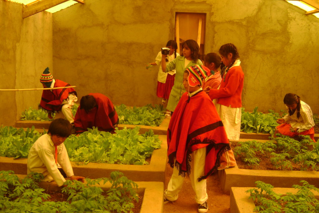 La escuela como semillero del futuro: mientras los adultos en las ciudades luchan contra los embotellamientos, las escuelas en las montañas de Bolivia llevan mucho tiempo siguiendo un camino diferente. Preparan a los niños de manera muy práctica para la vida real.