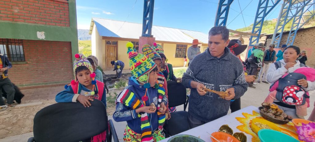 Una de nuestras principales preocupaciones es apoyar a los niños en edad escolar de las montañas de Bolivia con material escolar.