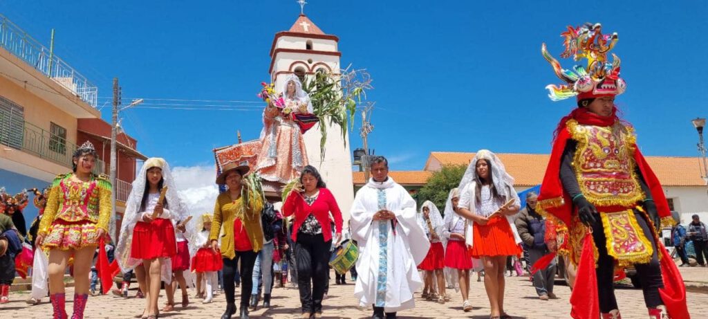 Ein Ort reicher Geschichte und lebendiger Kultur in Bolivien
Inmitten der gewaltigen Kulisse der bolivianischen Anden liegt San Pedro Macha – ein Ort, der wie kaum ein anderer für die tiefe Verwurzelung indigener Traditionen steht. Als zentraler Ort des gleichnamigen Kantons im Municipio San Pedro de Macha (Provinz Chayanta) verbindet die Ortschaft eine faszinierende Geografie mit einer jahrhundertealten Geschichte.
