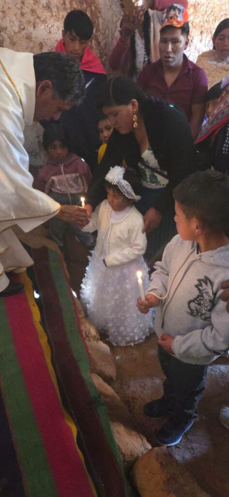 Kultur, Synkretismus und gelebter Glaube
Das Fest der Jungfrau von Asunción (Fiesta de la Virgen de la Asunción / Maria Himmelfahrt) zählt zu den eindrucksvollsten religiösen und kulturellen Höhepunkten in Bolivien. Jedes Jahr um den 15. August verwandeln sich die ländlichen Gemeinden und Hochlandregionen (Altiplano) in lebendige Zentren aus Musik, Farbe und Spiritualität.