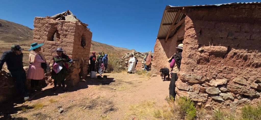 Glaube und sozialer Einsatz: Padre Hernán Tarqui
Religiöse Feste im bolivianischen Hochland sind nicht nur Ausdruck von Kultur und Spiritualität, sondern stehen oft auch eng mit dem täglichen Überleben und der gegenseitigen Unterstützung in den abgelegenen Berggemeinden verbunden.
