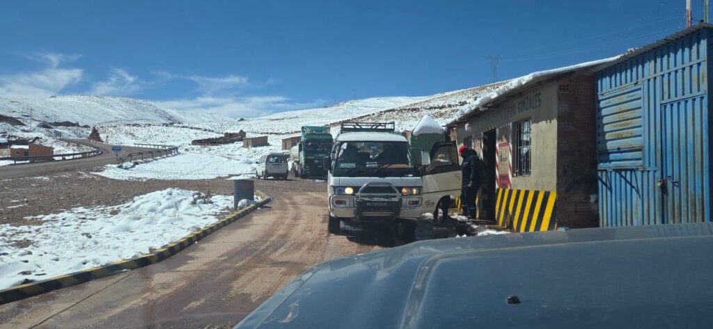 Zwischen täglichen Aufgaben und den Herausforderungen des Hochlands widmet er sich unermüdlich den Menschen in Not. In den abgelegenen Bergdörfern Boliviens bedeutet Hilfe oft pure Lebenserhaltung: Ob Nahrungsmittelverteilung, medizinische Unterstützung oder einfach menschliche Nähe – Padre Hernán zeigt, dass echtes Engagement selbst in eisigster Höhe ein wärmendes Feuer entfachen kann.