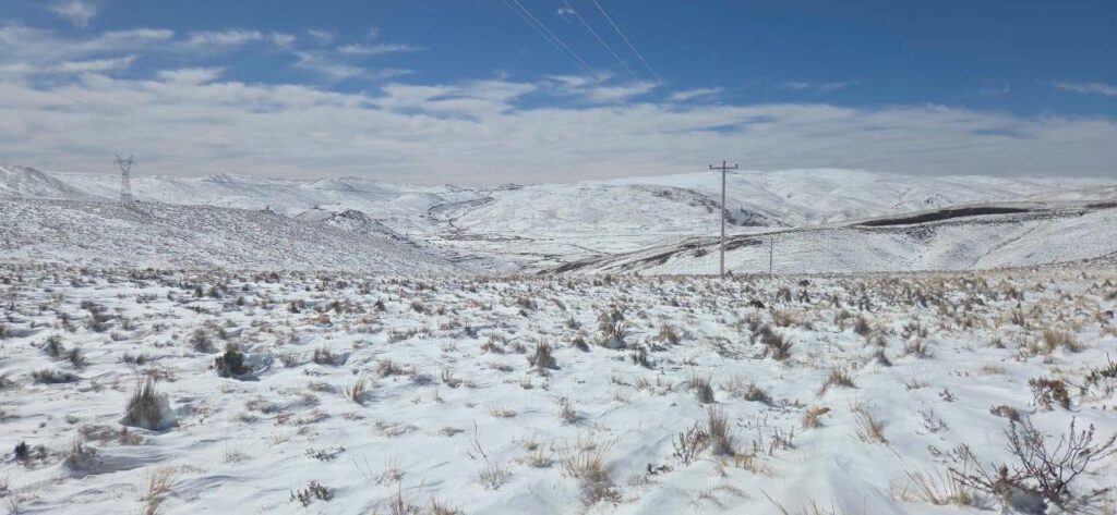 „Die Kälte der Berge ist hart, aber die Solidarität der Menschen ist stärker als jeder Frost.“
Fahrzeug vorbereiten: Überprüfen Sie Bremsen, Reifen und Frostschutz vor jeder Fahrt in die Höhe.
Akklimatisierung: Unterschätzen Sie nicht die dünne Luft; trinken Sie viel Wasser.
Wetter im Blick behalten: Das Bergwetter kann sich in den Anden rasant ändern.