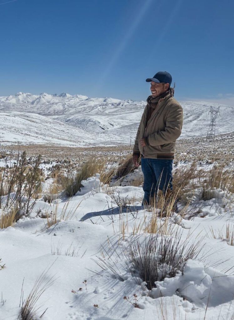 Mein Leben in Macha, Bolivien
Wenn der Berufsalltag dich an Orte führt, die wie aus einer anderen Welt wirken, vergisst man die Müdigkeit im Nu. Ein eisiger Wind fegt über die Straßen, schneebedeckte Gipfel ragen in den Himmel, und eine tiefe, fast greifbare Stille liegt über dem Hochland. Willkommen in Tomaycuri – einem Ort, an dem die Natur rauer, aber die Aussicht umso spektakulärer ist und wo es Benzin gibt.