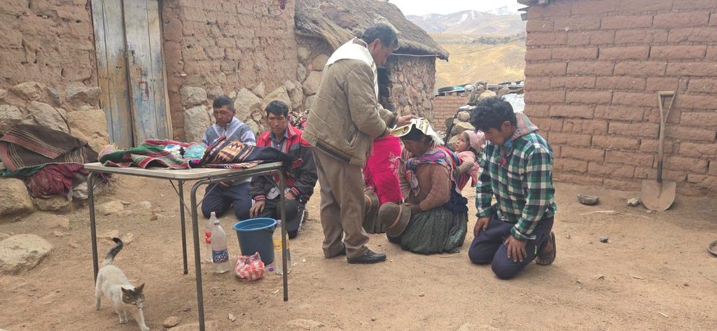 Ein besonderer Höhepunkt des Tages waren die vielen Taufen in beiden Dorfgemeinschaften. Es war ein tief bewegendes Bild, als die Kinder und Familien zusammenkamen, um diesen wichtigen Schritt im Glauben zu feiern:
