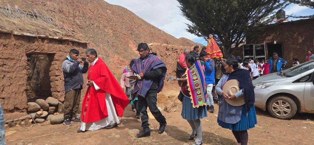 🎶 Farben, Klänge und Rituale: Das Fest in Salinas lebt
Schon früh am Morgen füllt sich das Dorf mit Leben. Familien bereiten ihre Häuser vor, die Straßen werden geschmückt, und überall spürt man die Vorfreude.

Musik und traditionelle Tänze sind das Herzstück des Festes. Die Melodien der Anden – begleitet von Trommeln, Charangos und Zampoñas – schaffen eine Atmosphäre, die tief unter die Haut geht.
