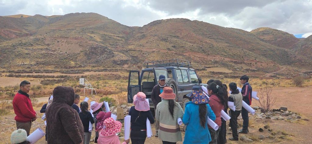 Unsere Mission Schulmaterial in den Höhen Boliviens
In den abgelegenen Bergregionen Boliviens ist der Zugang zu Bildung oft keine Selbstverständlichkeit, sondern ein täglicher Kampf gegen Armut und geografische Isolation. In den Gemeinden Canta und Cariporco stehen viele Familien vor der Herausforderung, selbst die grundlegendsten Mittel für den Schulbesuch ihrer Kinder aufzubringen. Genau hier setzt die Initiative der Bildungseinheit Canta und Cariporco an: Wir wollen Kindern eine Perspektive schenken, wo der Alltag oft von Entbehrung geprägt ist.
