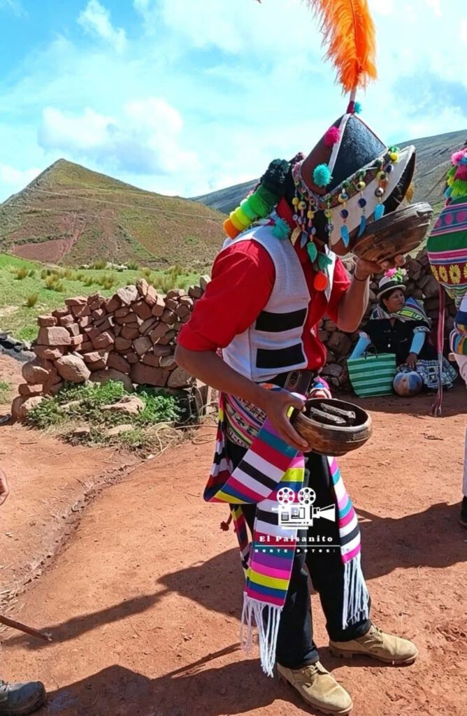 Auf dem Bild ist eine traditionelle Ch'alla (oder Challa) im Rahmen eines Dorffestes (Fiesta Patronal) im bolivianischen Hochland zu sehen. Dieses Ritual verbindet andine Traditionen eng mit dem katholischen Glauben.
