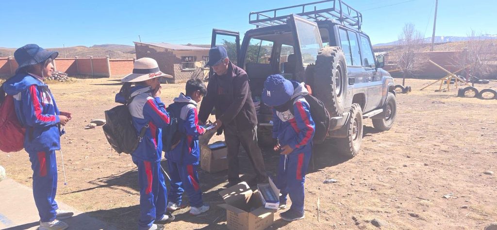 Lieferung von Schulmaterial an die Bildungseinheiten von Taramarca und Milluri Bolivien