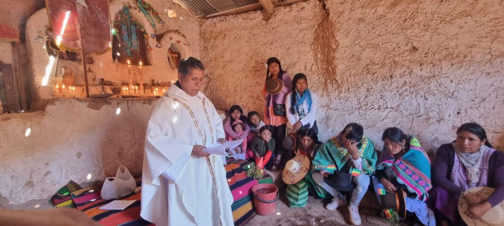 Liebe Unterstützerinnen und Unterstützer der Mission Bolivien,
aus den windgepeitschten Höhen der Anden sende ich Ihnen ein tief empfundenes Vergelt’s Gott. Ich hoffe von Herzen, dass es Ihnen gut geht und Sie wohlauf sind. Ihre treue Hilfe trägt meine Arbeit hier im Hochland – Tag für Tag, Dorf für Dorf.