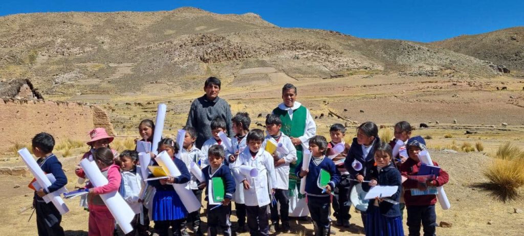 1. Zusammengebrochene Postwege in Bolivien
Der nationale Postdienst funktioniert seit Jahren nicht mehr zuverlässig. Früher nutzte mein Vorgänger, Padre Dietmar, den Online‑Briefversand der Deutschen Post: digital übertragen, in Deutschland gedruckt und direkt zugestellt.
Doch dieser Dienst wurde für kleine Anwender eingestellt – damit ist dieser Weg für uns versperrt.